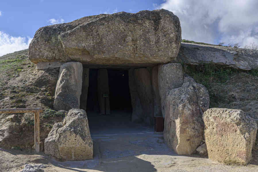 Málaga - Antequera 44 - Dólmenes de Antequera - Dolmen de Menga.jpg